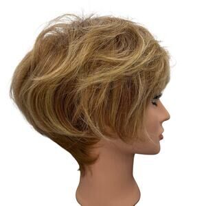 Raquel Welch Mystique Wig Petite Average R29S Short Layered Blonde Kanekalon